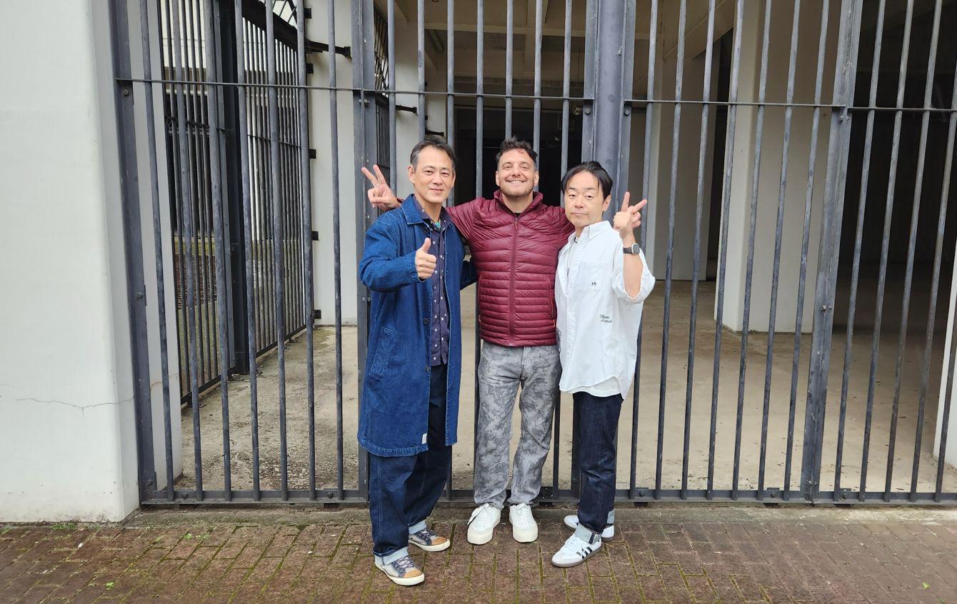 imagem: foto com Takumi Tsutsui e Takumi hashimoto ao lado de Ricardo Cruz